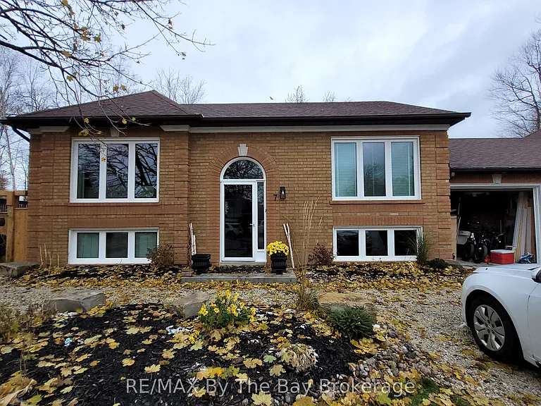 7 Harbour Cres #2 — Photo 1
