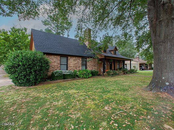 3rd image of 808 Hart Dr