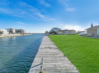 31 Roneck Ct, Shirley, NY 11967