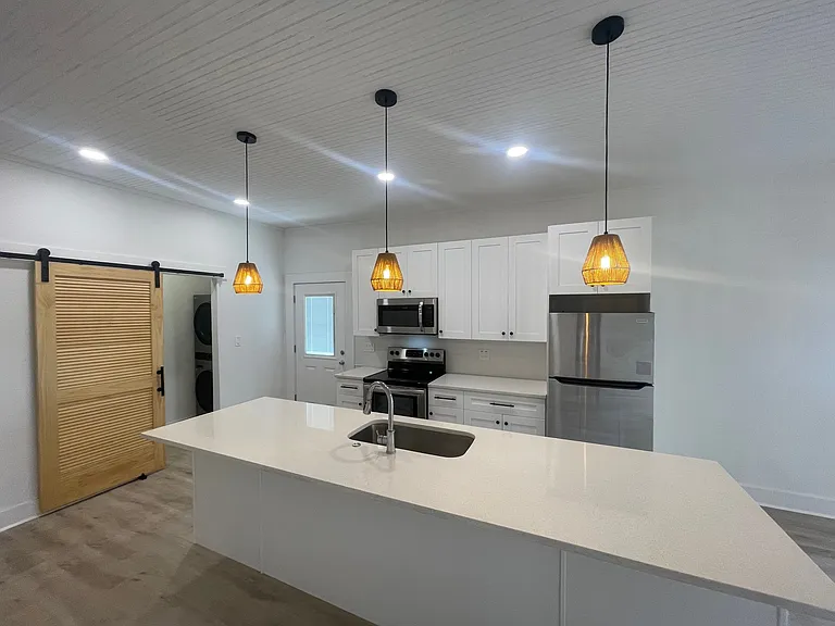 2511 W Beach St — Photo 6