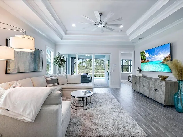6875 Saona Ct — Photo 2