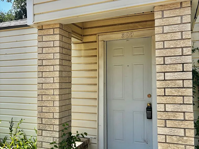 309 N Howard St — Photo 2