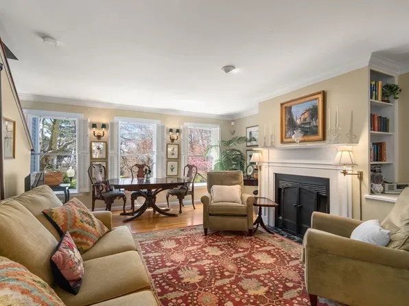 99 Anderer Ln APT 8, West Roxbury, MA 02132