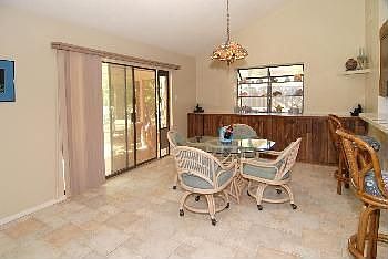 4th image of 8 Royal Oaks Blvd