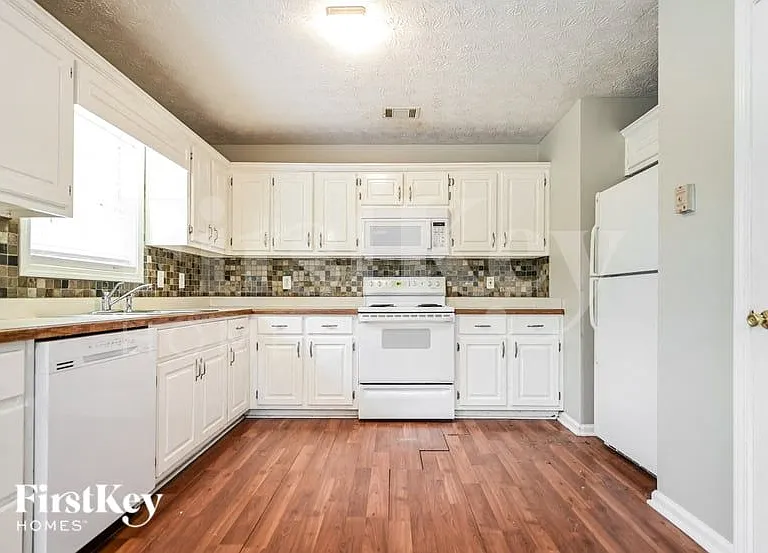 80 Pebble Ln — Photo 3
