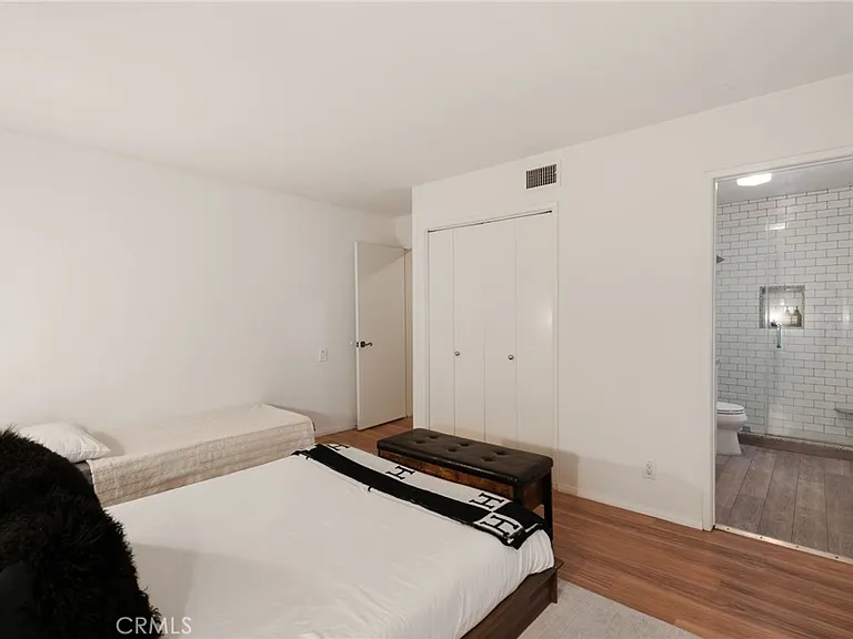 1447 N Kings Rd — Photo 25