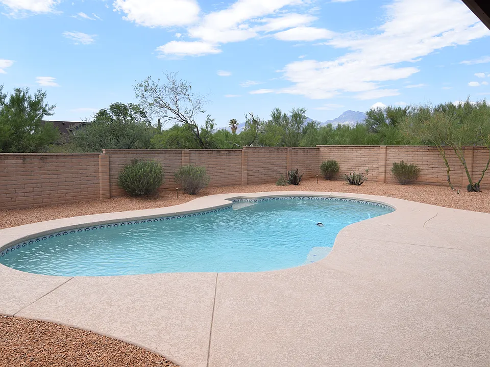 2441 N Calle De Maurer
