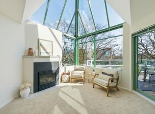 565 17th St #205, West Vancouver, BC