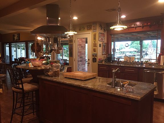kitchen w/ island
