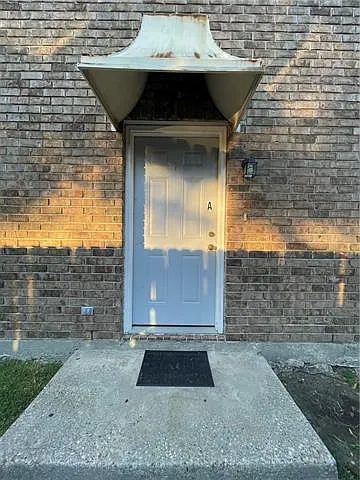 2 bed, 1.5 bath, 1100 sqft, $1,350 — Photo 2