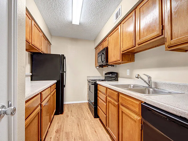 South Meadows Apartments — Photo 13