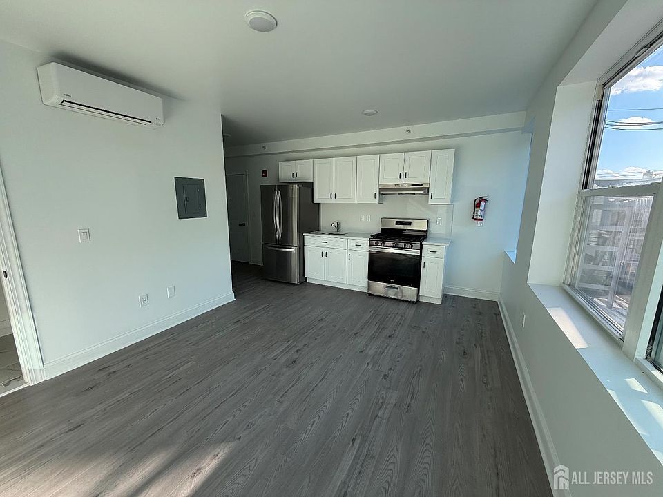 2nd image of 103 Bayard St Suite 19