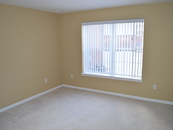 4th image of 16417 Claremont Dr S