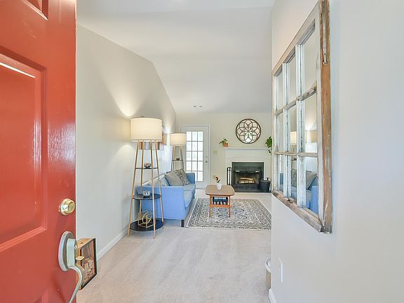 3rd image of 121 Weathersfield Dr