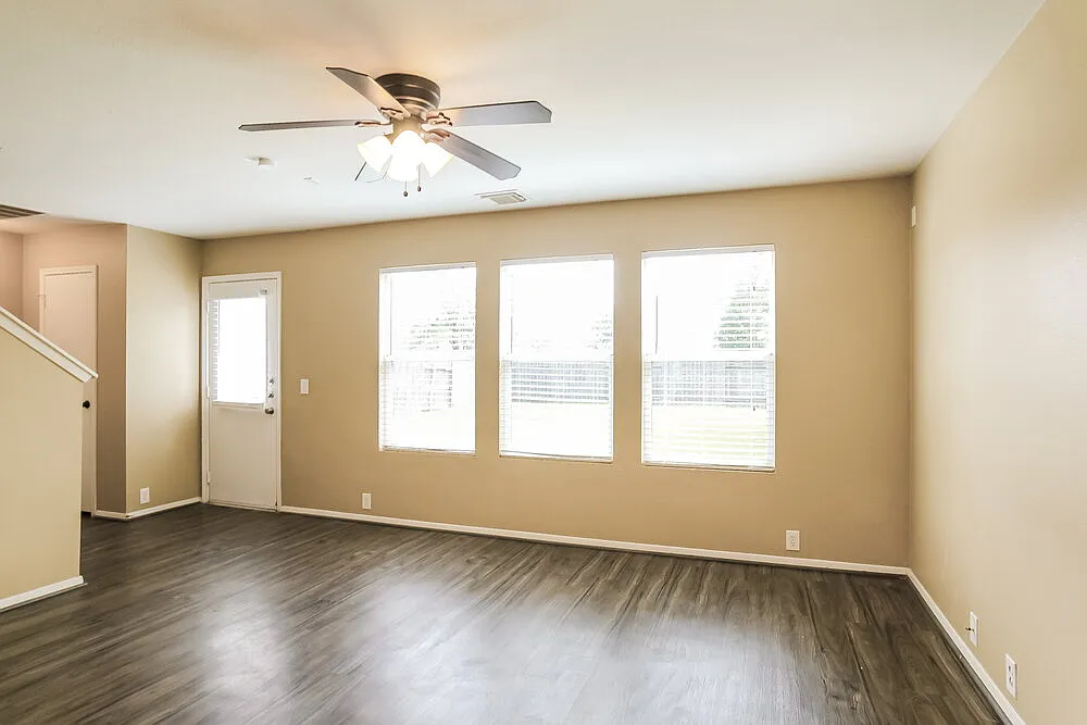 3 bed, 2.5 bath, 1545 sqft, $1,820 — Photo 2