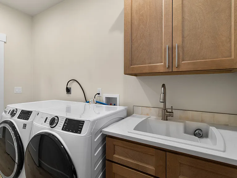2411 E Kinglet Ln — Photo 2