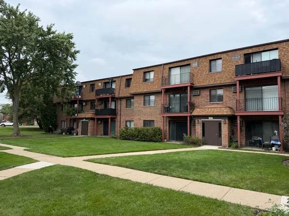 495 McHenry Rd APT 1B, Wheeling, IL 60090