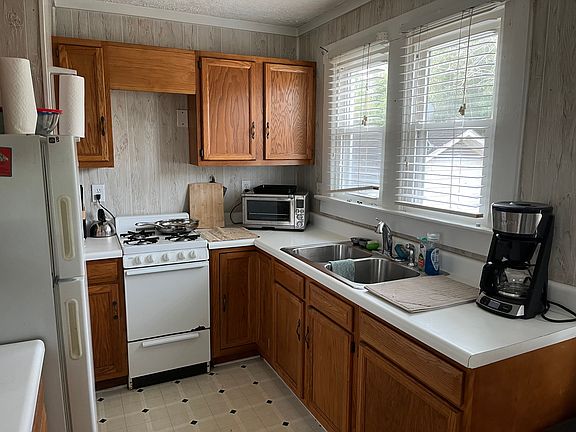 Kitchen Gas stove, Fridge and lots of windows