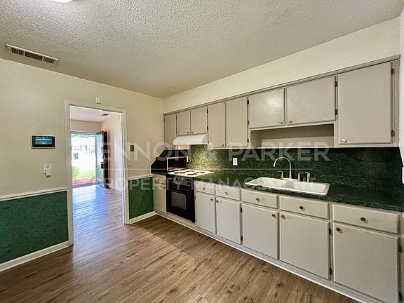 5th image of 8001 Twin Chapel Dr