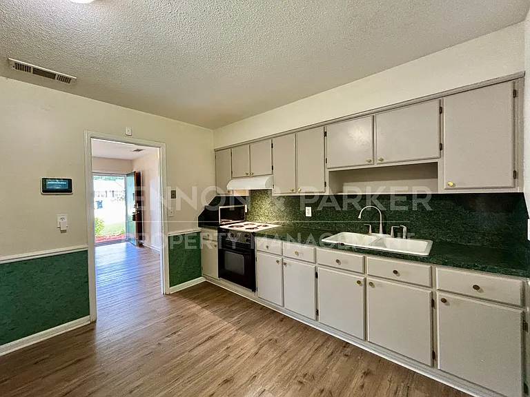 8001 Twin Chapel Dr — Photo 5