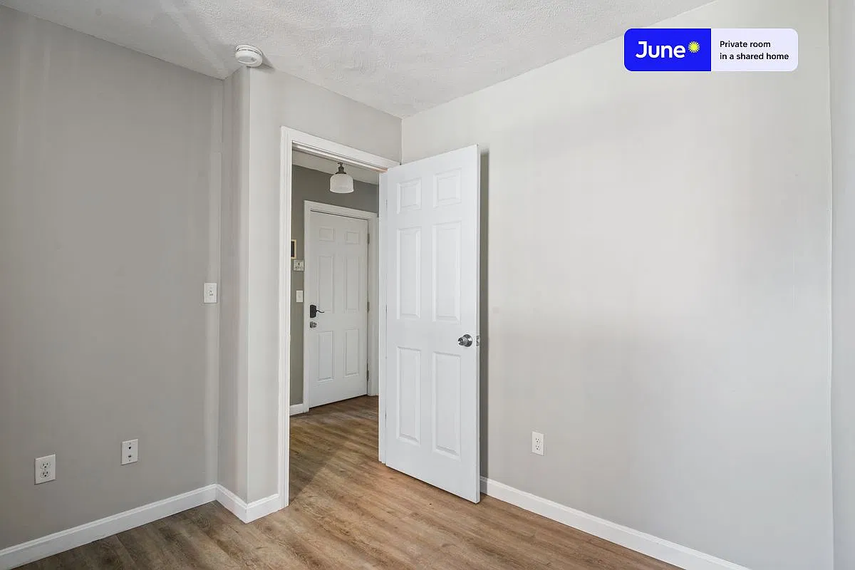 Queen bedroom in 3 bed/1 bath home in North End #473 B — Photo 4