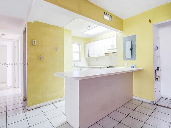 3rd image of 110 Fontainebleau Blvd APT 104