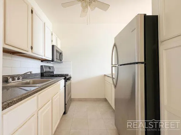 2330 Ocean Avenue image 3 of 7