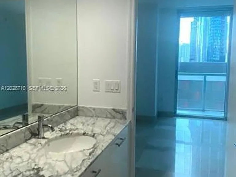 55 SE 6th St #1502 — Photo 12