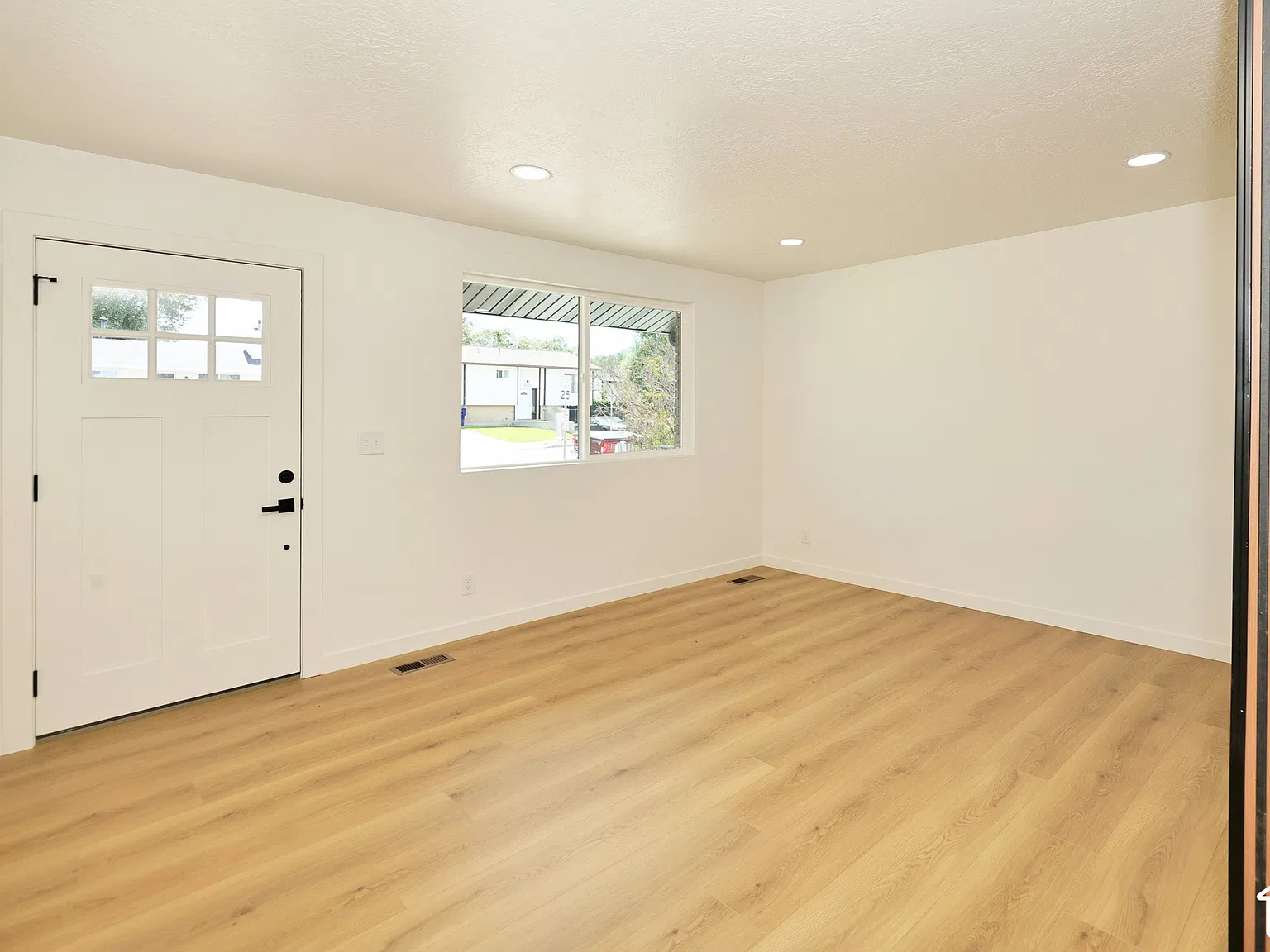 5 bed, 2200 sqft, $2,900 — Photo 2
