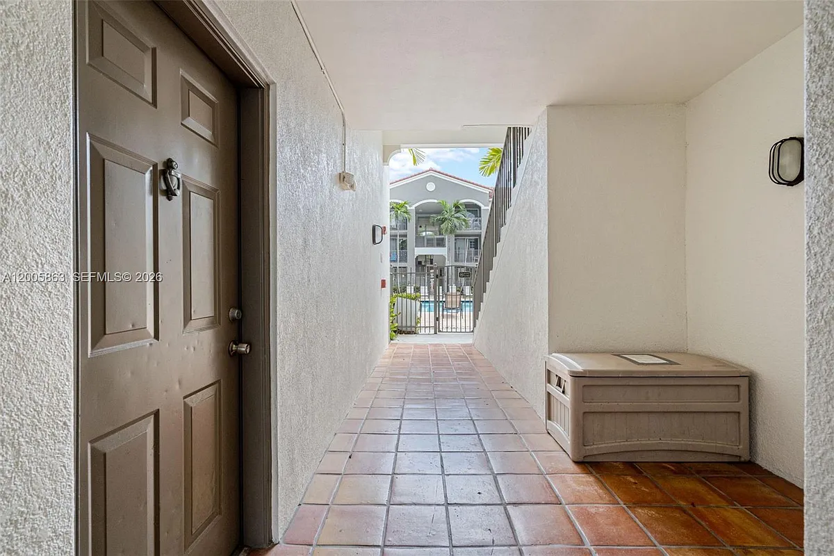 Building Photo - 6841 SW 44th St #106