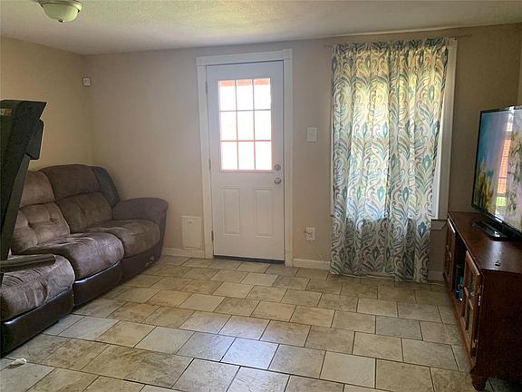 4th image of 560 Joy Dr