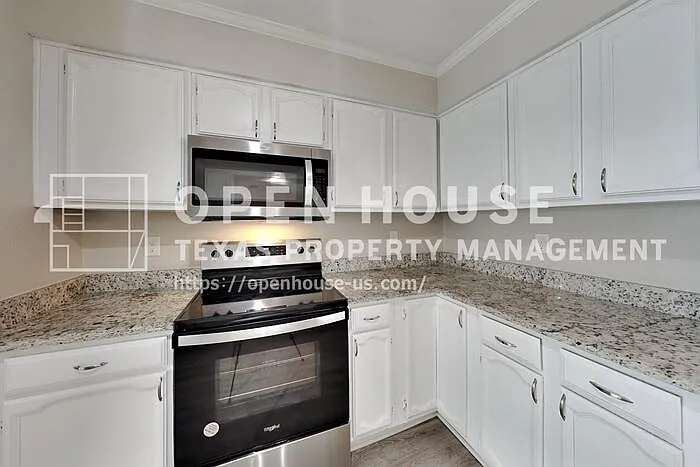 909 Sandhurst Dr — Photo 6