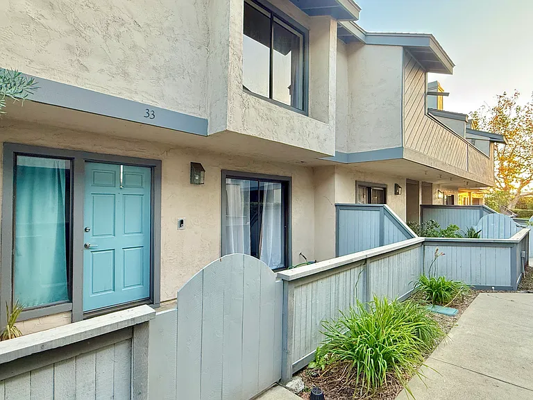 2135 E Valley Pkwy #33 — Photo 1