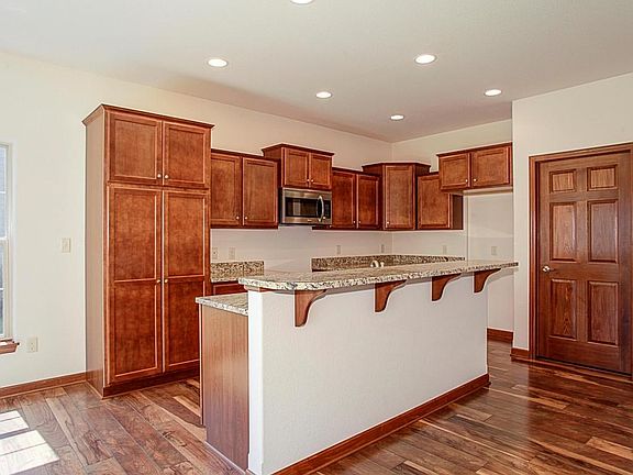 5th image of 417 Woodfield Cir
