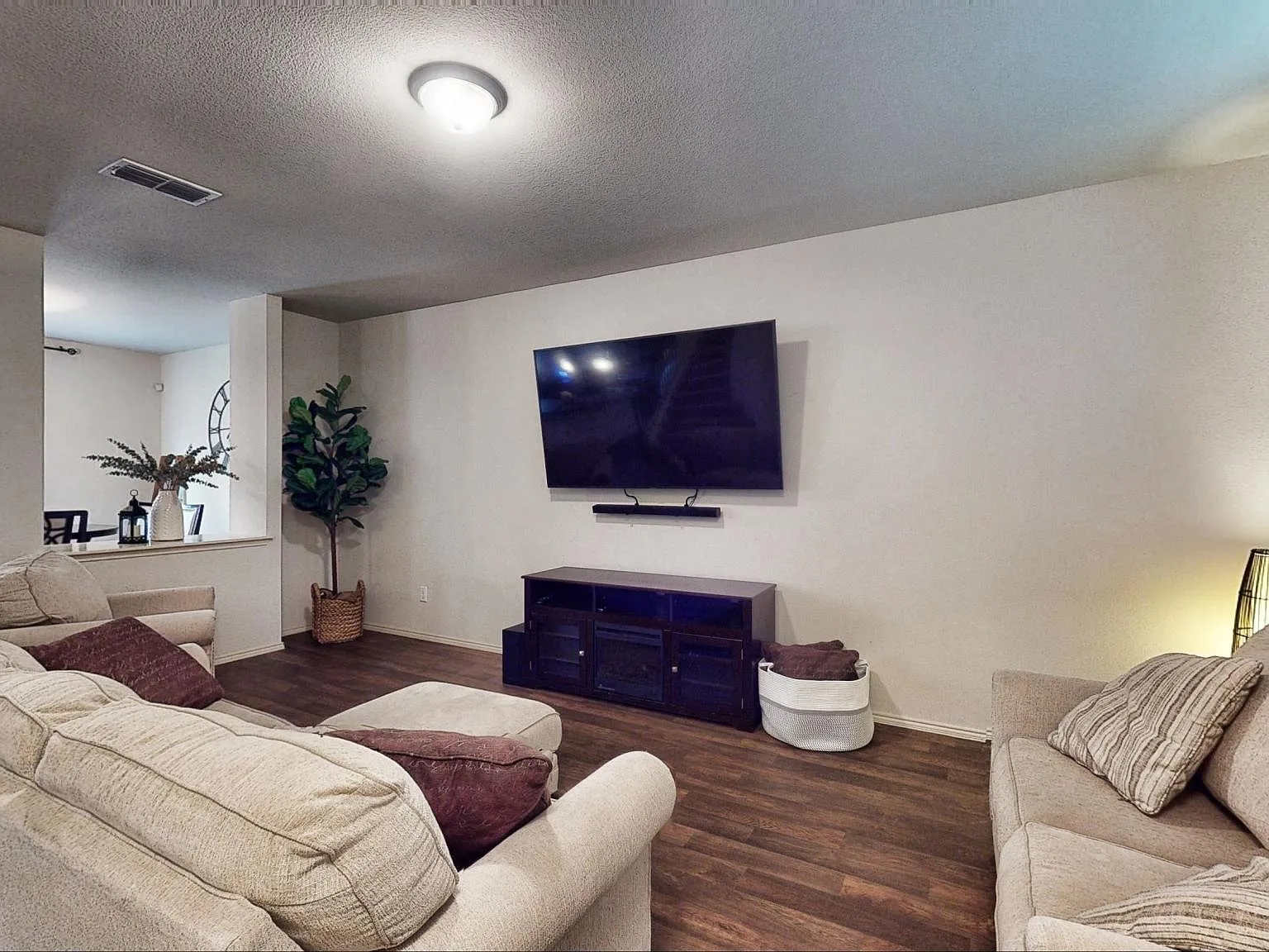 3 bed, 2292 sqft, $2,095 — Photo 2