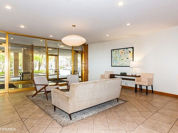 3rd image of 1516 Hinman Ave APT 404