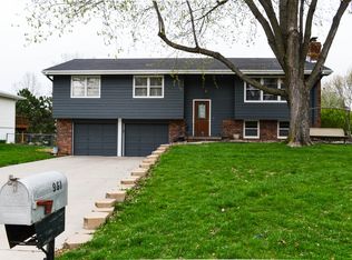 961 Fawn Pkwy, Omaha, NE 68154