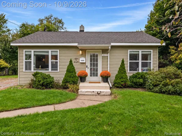 801 Forest Dr, Fenton, MI 48430