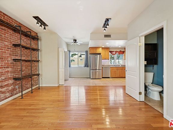 3rd image of 15053 Victory Blvd Unit 11
