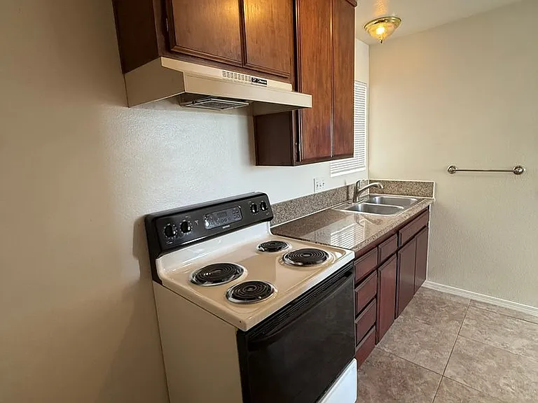 Apartment Building in North Park — Photo 18