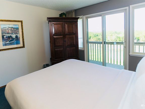 5th image of 643 Ocean Shores Blvd NW #207