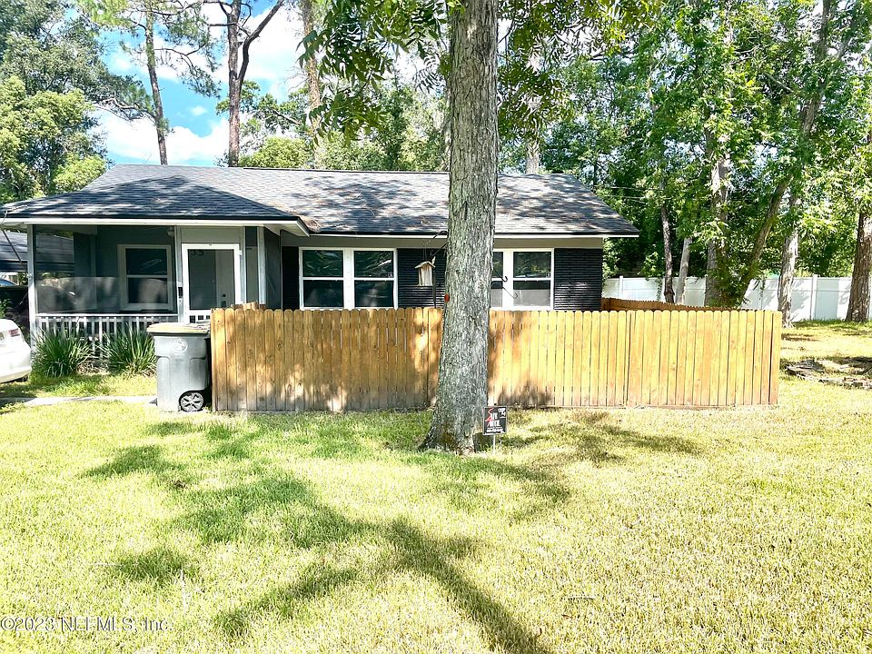 1st image of 835 SUPERIOR Street