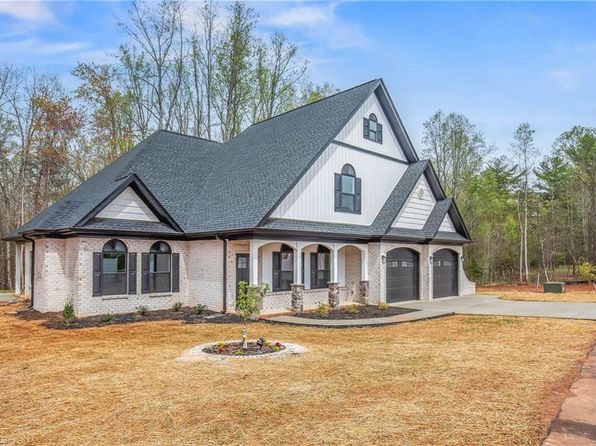 1424 Moonlight Way, Winston Salem, NC 27106