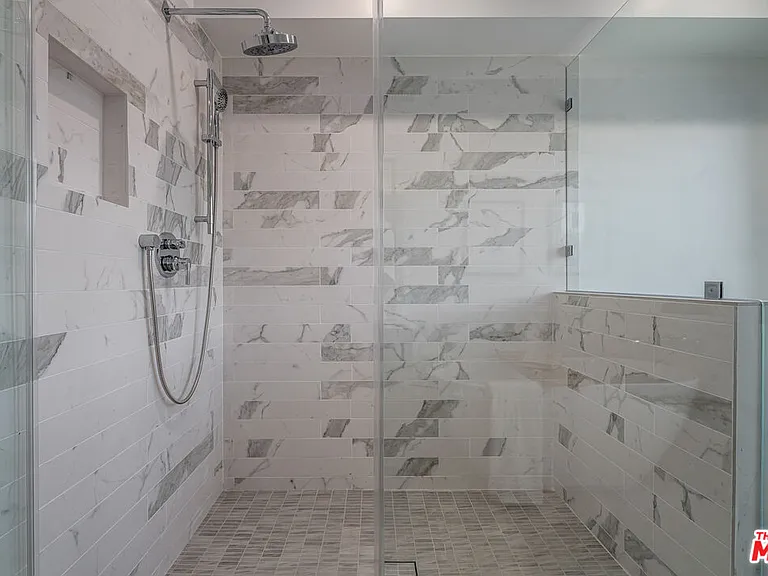 1147 N Beachwood Dr #5 — Photo 11