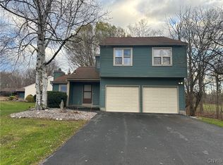 825 Fairway Cir, Baldwinsville, NY 13027