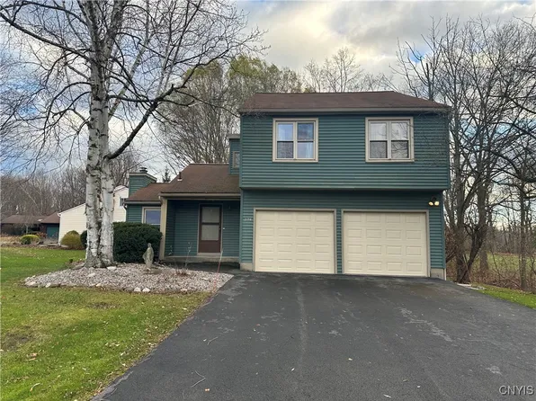825 Fairway Cir, Baldwinsville, NY 13027