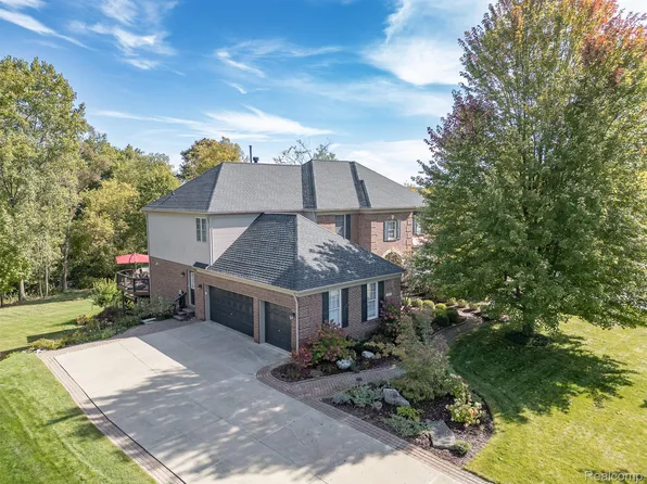 568 Berridge Cir, Lake Orion, MI 48360