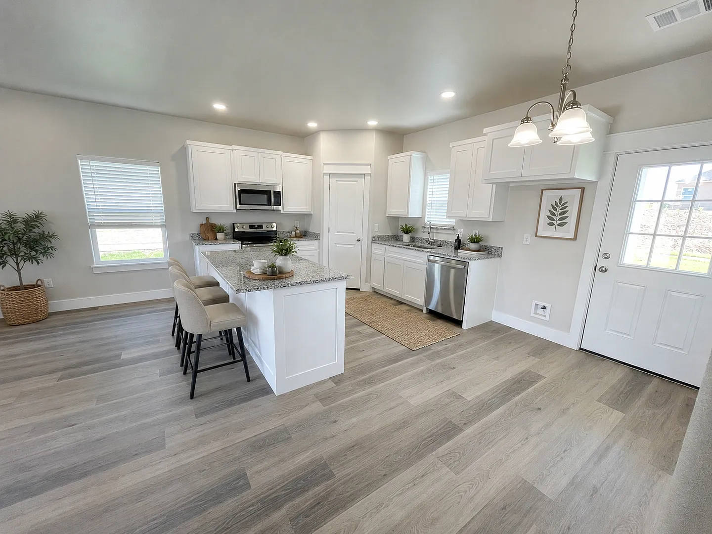 Adorable Home in Quiet Neighborhood — Photo 3