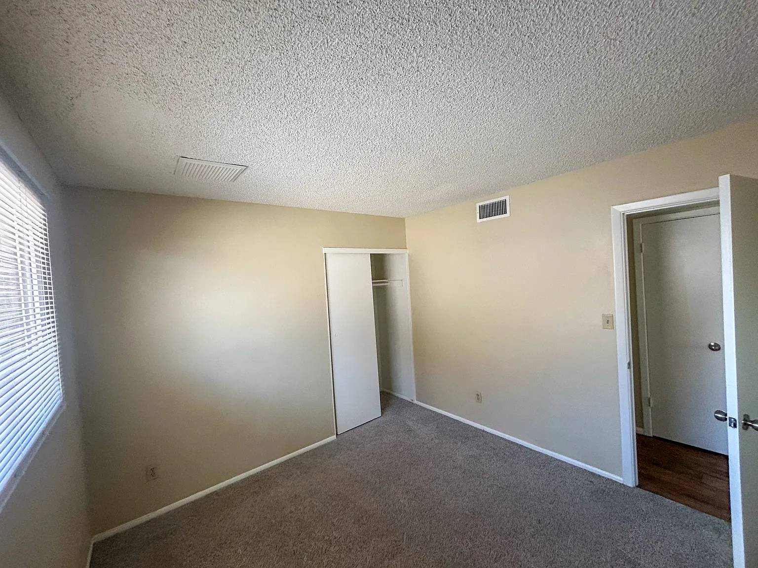 10624 N 33rd Ave — Photo 4