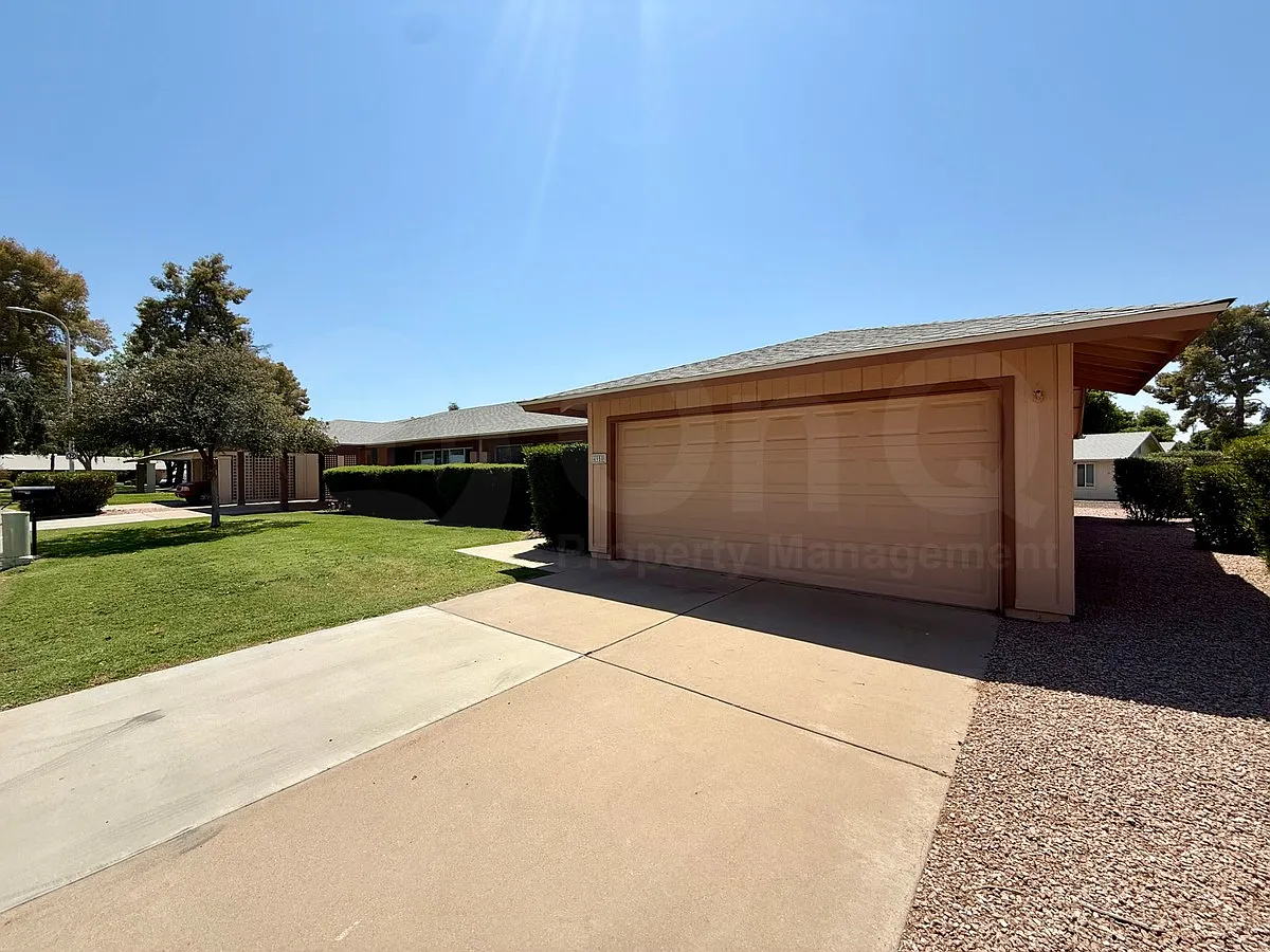 2 bed, 2.0 bath, 1368 sqft, $1,899 — Photo 2